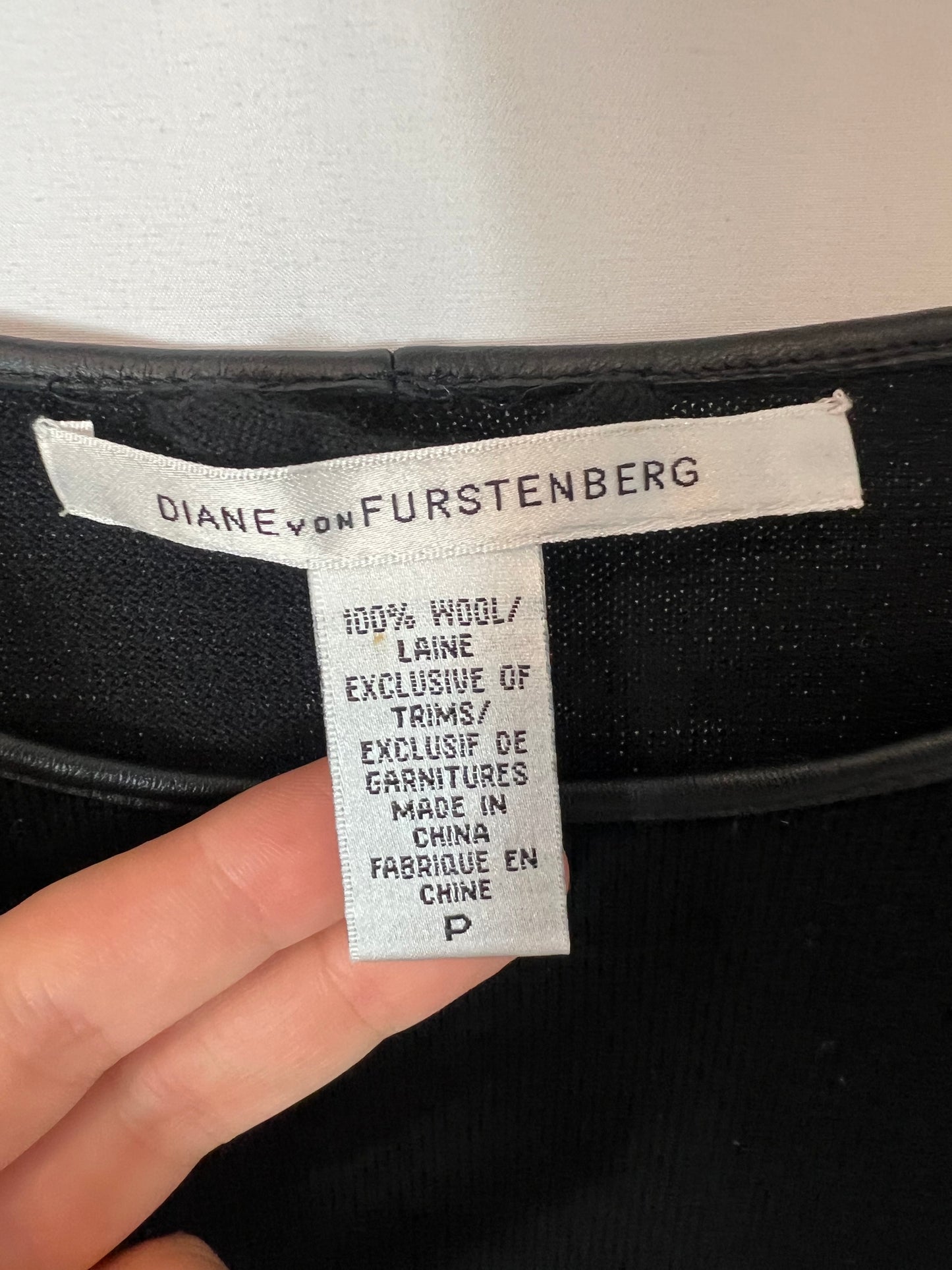 DIANE VON FURSTENBERG. Short fitted wool dress. TS