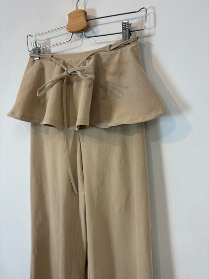 ZARA. Pantalón beige detalle volante