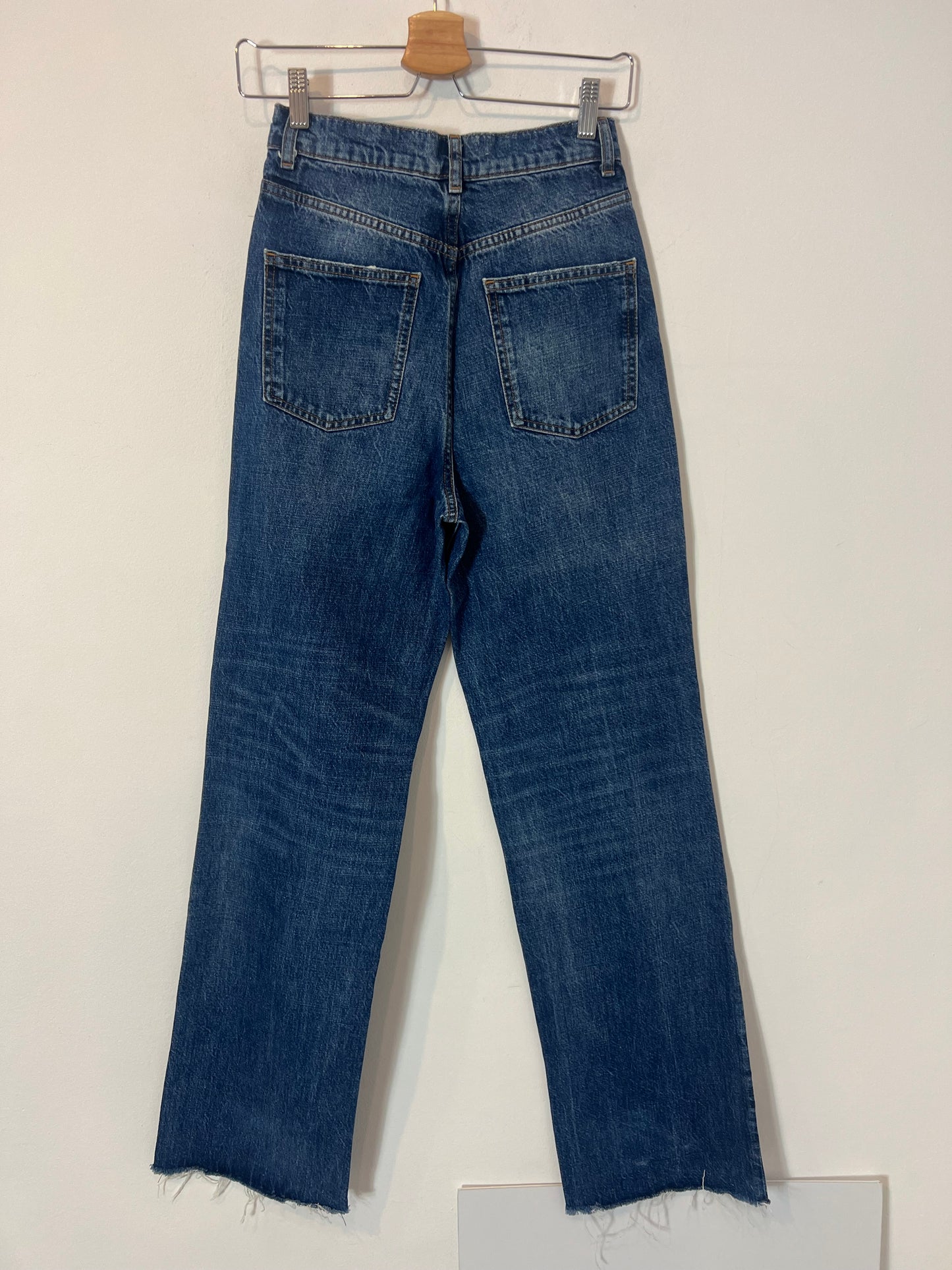 ZARA. Denim recto lavado medio desflecado. T 34