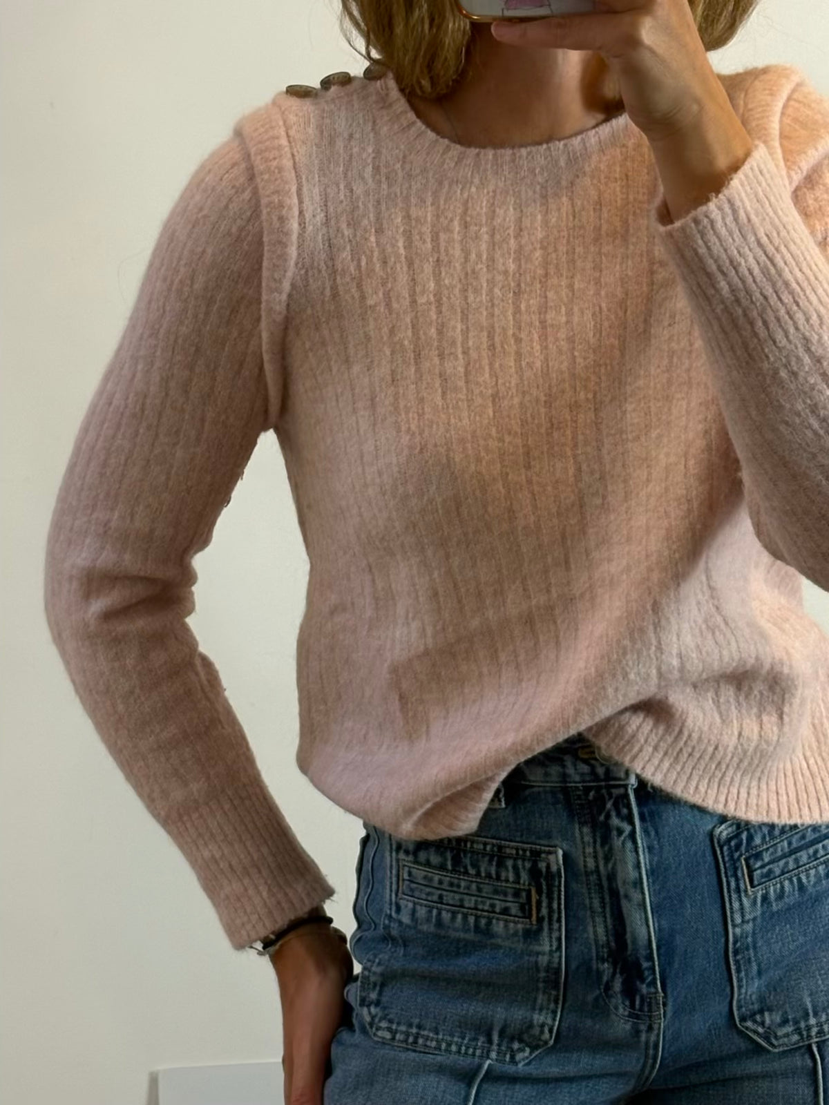 MAISON ANJE. Jersey rosa claro detalle hombros
