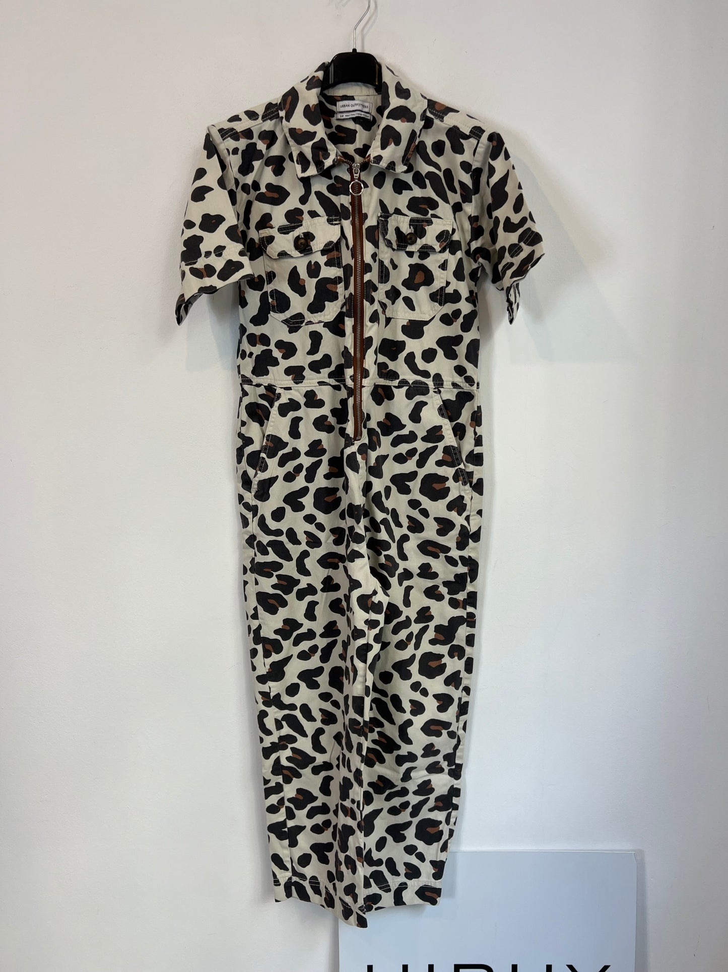 URBAN OUTFITERS. Mono beige animal print T.s