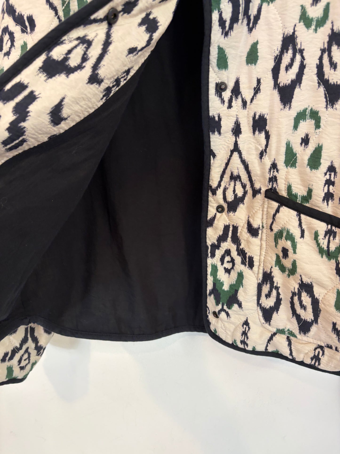 ZARA. Cazadora acolchada estampada. T XS