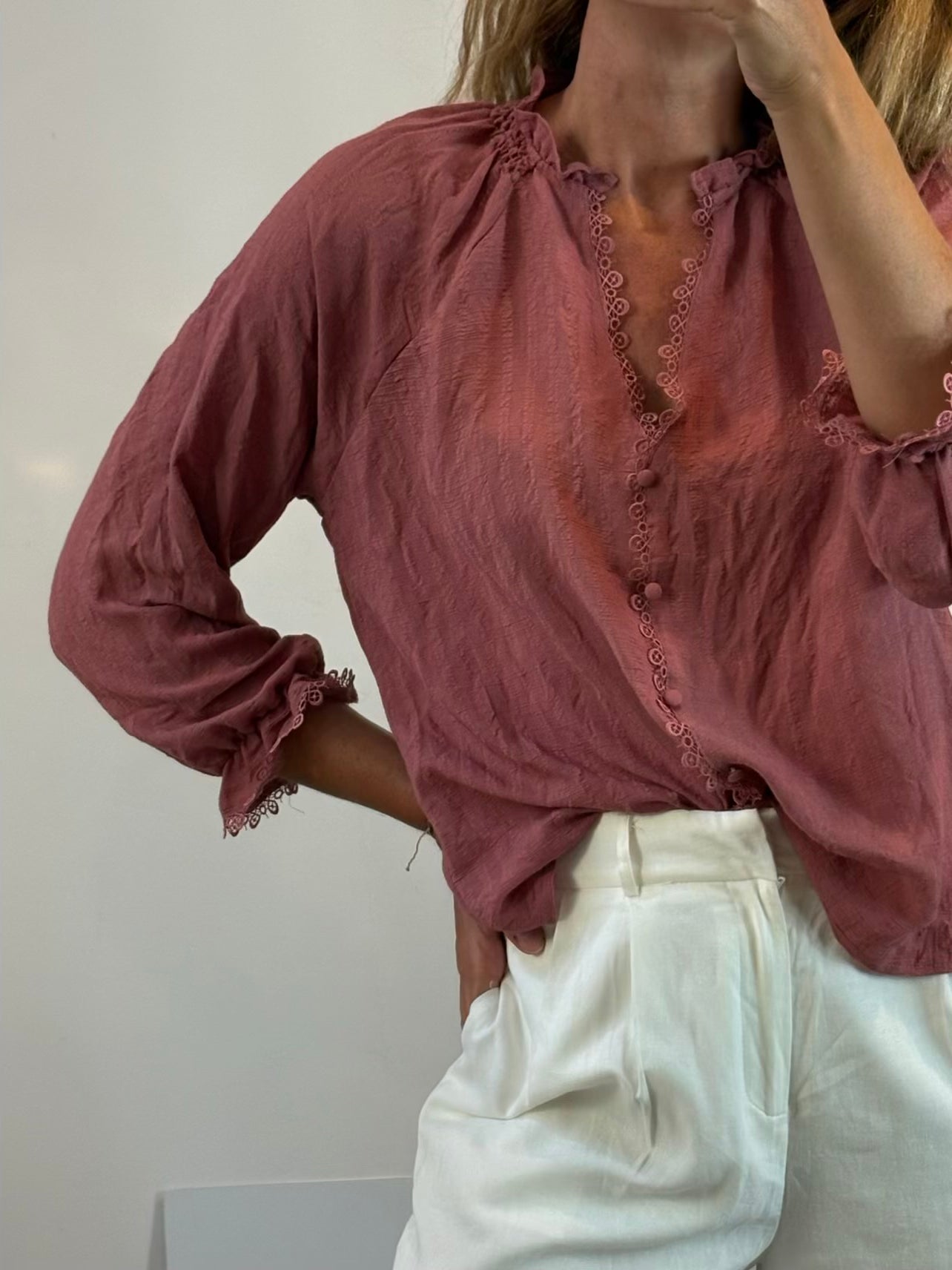 POLÍN ET MOI. Blusa fluida rosa oscuro detalles