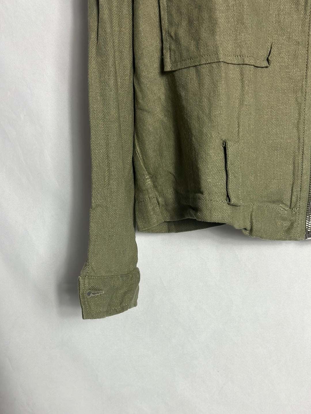 ZARA. Chaqueta fina verde bolsillos. T XS