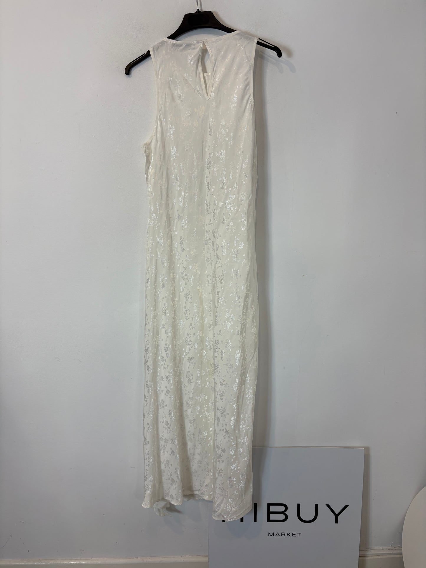 ZARA. Vestido largo blanco detalles satinados