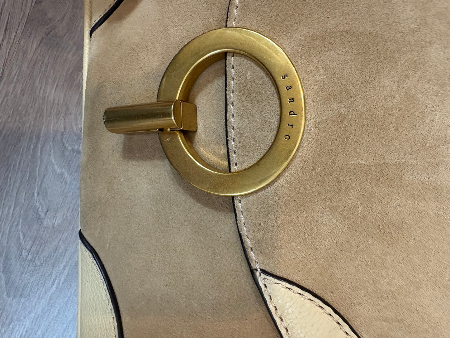 SANDRO. Bolso beige piel doble textura