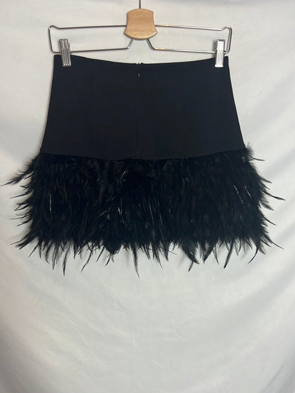 MAY&CO. Falda negra corta plumas. TS