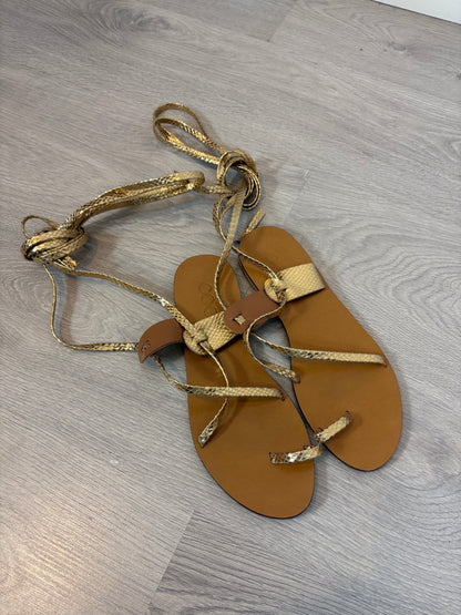 COOSY. Golden strap sandal. T 39