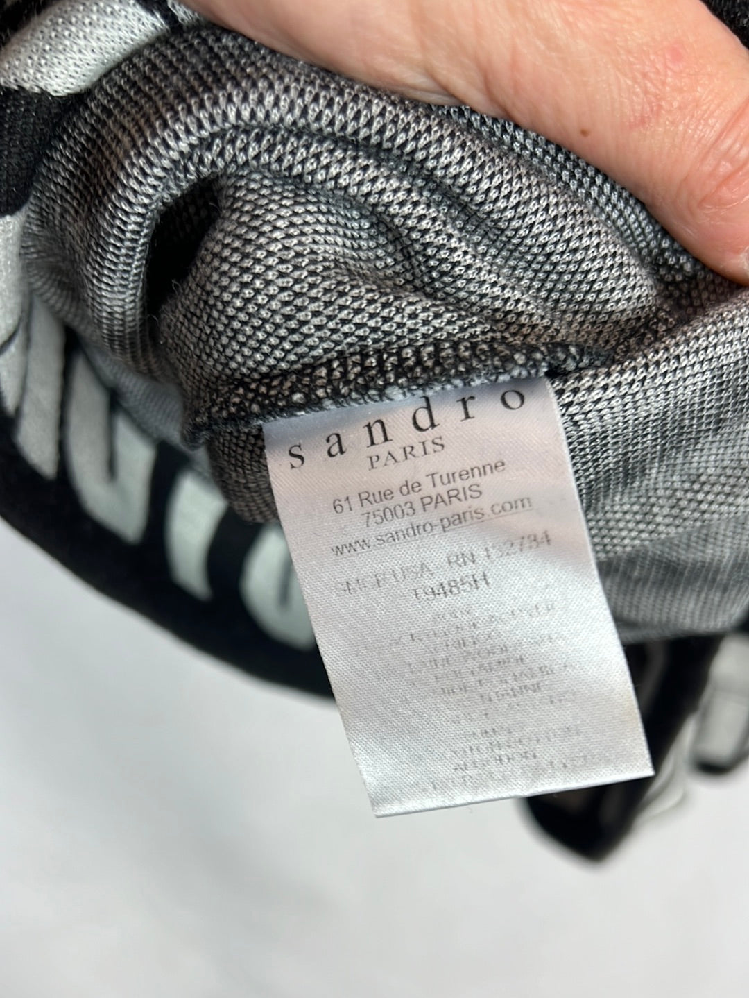 SANDRO. Jersey negro letras. T S