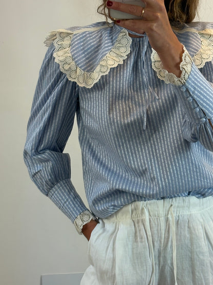 ANDION. Blusa azul detalle cuello