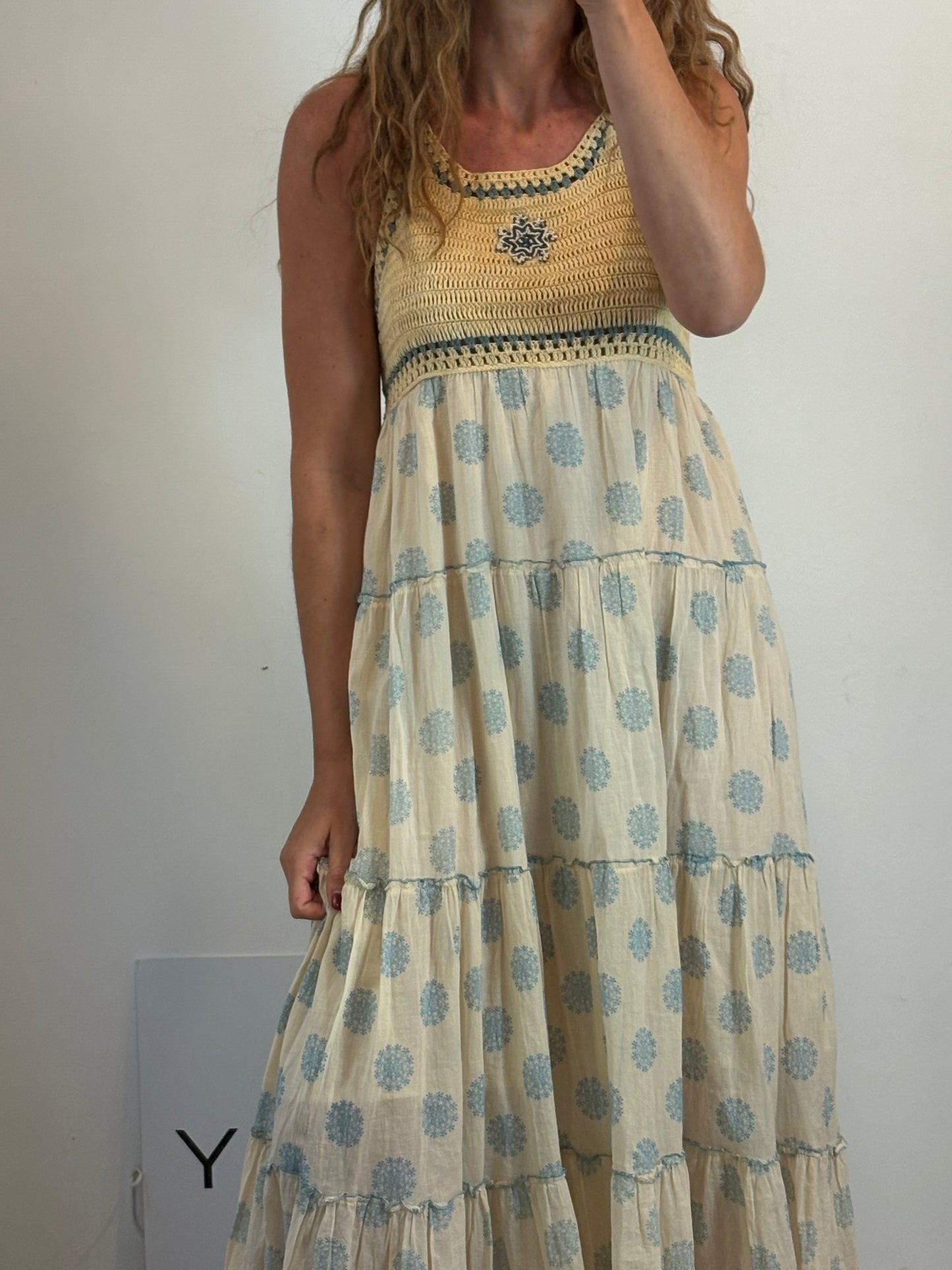 Vestido largo fluido atado al cuello