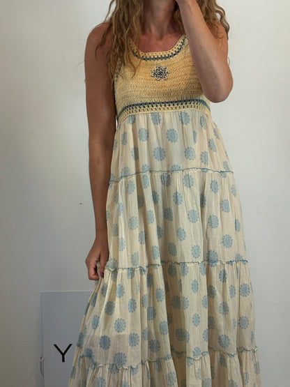Vestido largo fluido atado al cuello