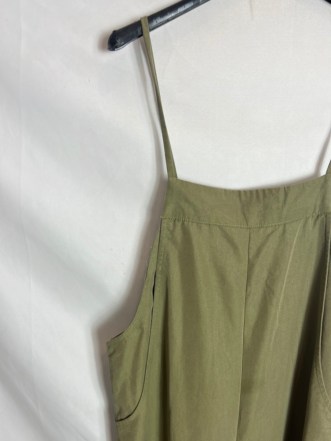 PULL&BEAR. Mono culotte verde apreturas. TM