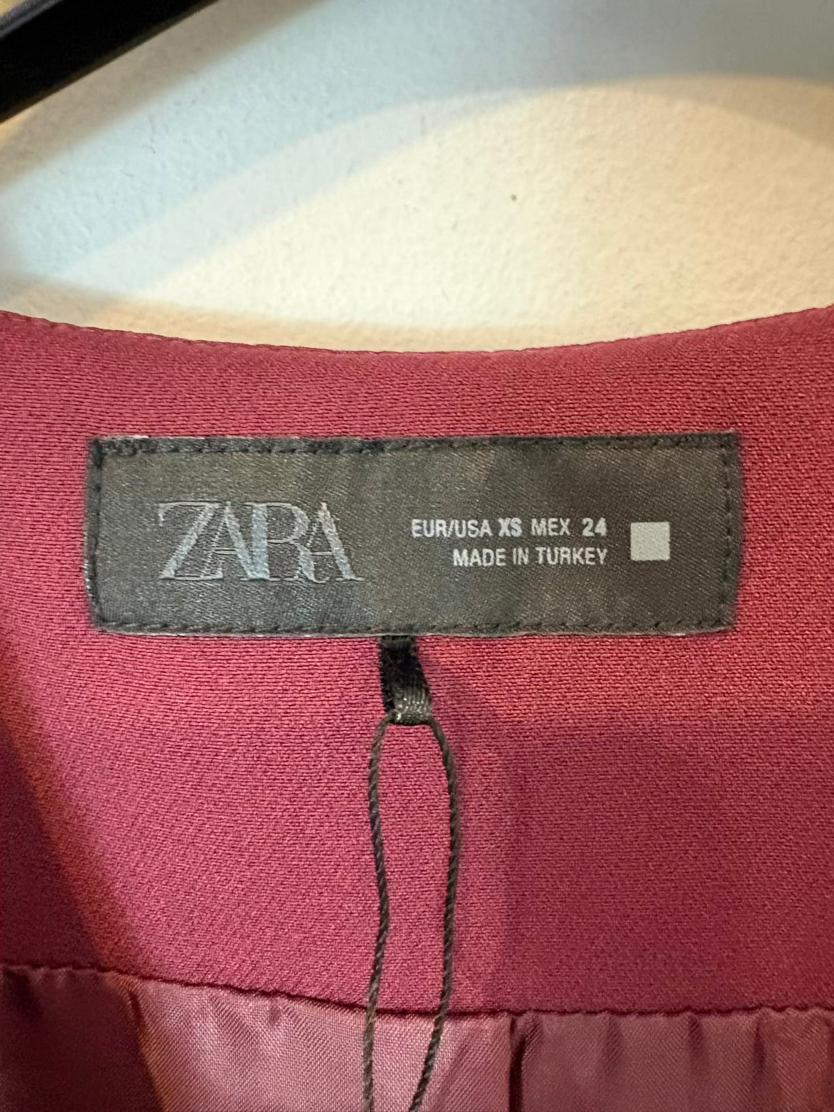 ZARA. Vestido largo doble textura burdeos