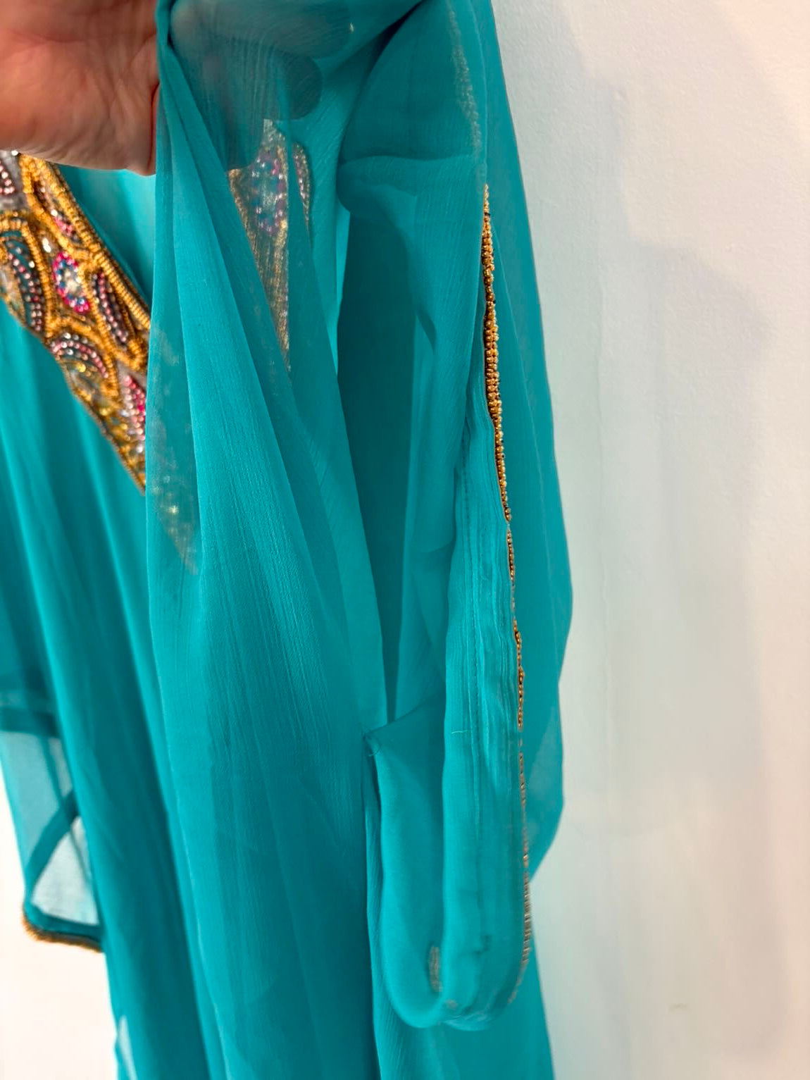 Kaftán azul turquesa escote pedreria