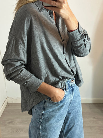 TCN. Camisa gris jaspeada textura. T S