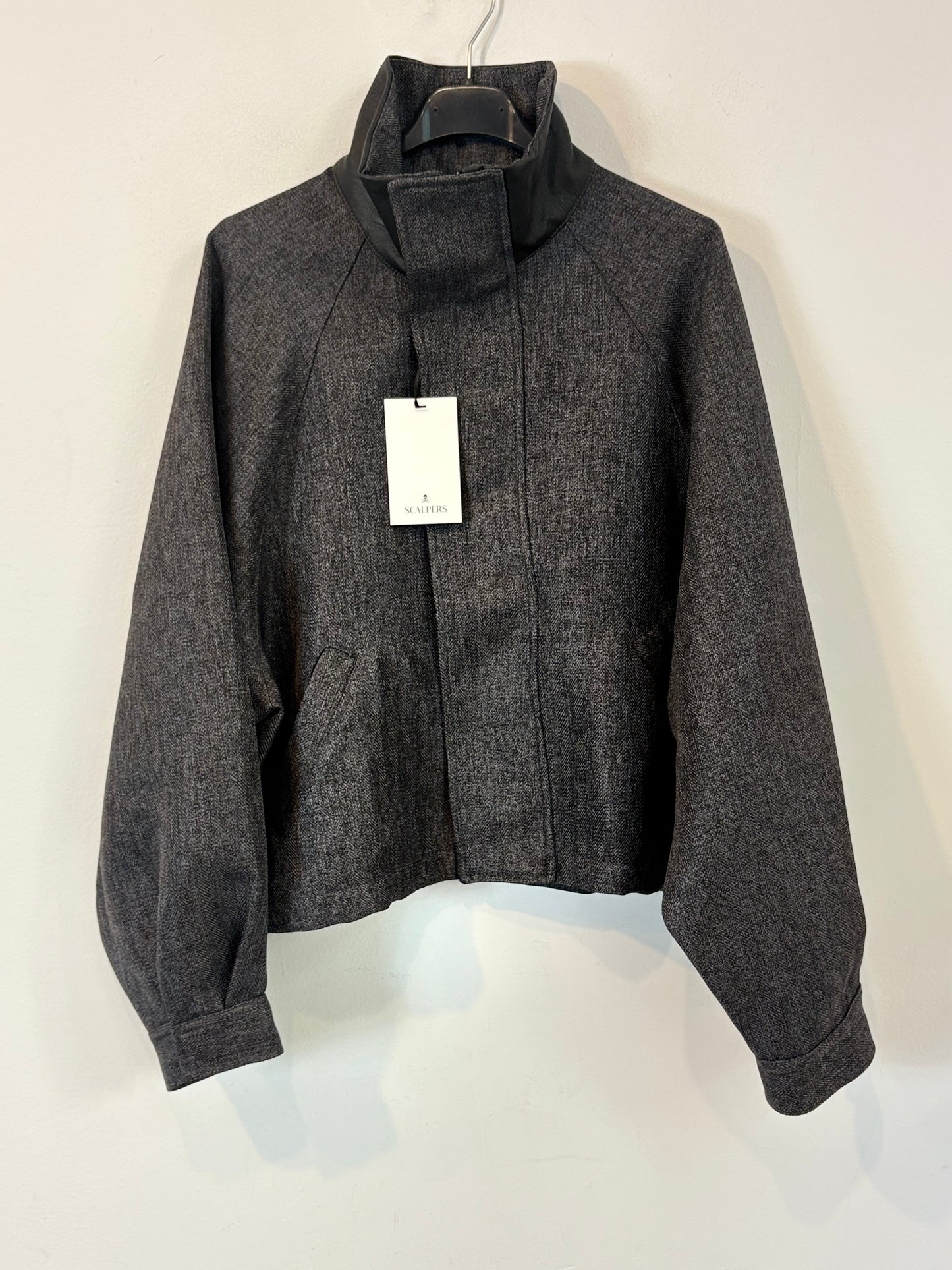 SCALPERS. Chaqueta bomber cuello contraste