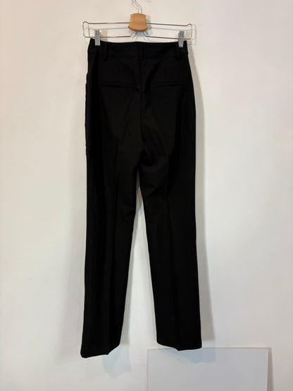 H&M. Conjunto chaqueta y pantalón negro detalles