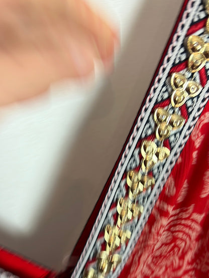 AMOË. Vestido largo rojo estampado detalle escote. T S