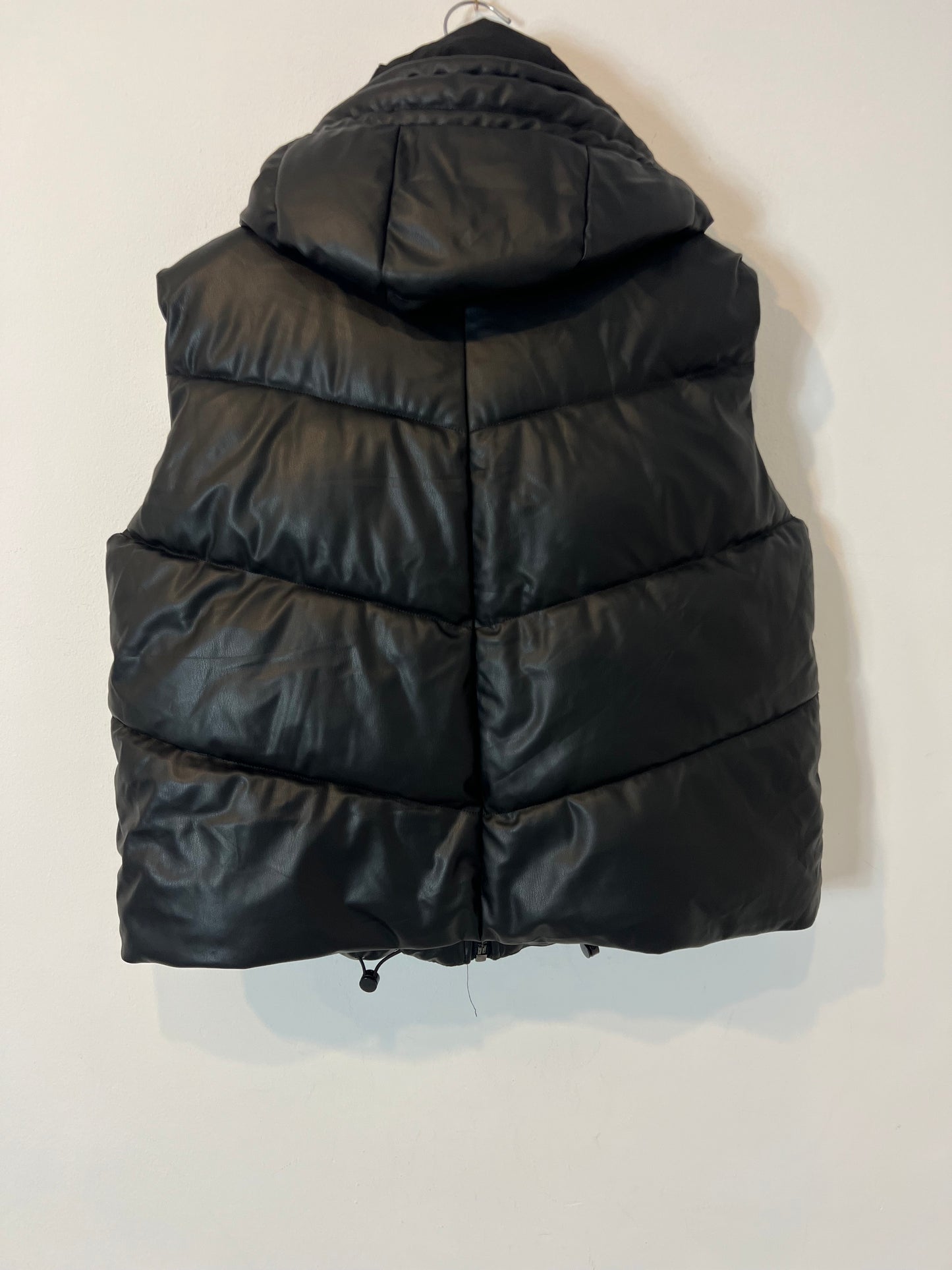 ZARA. plumas negro  efecto piel  T.m