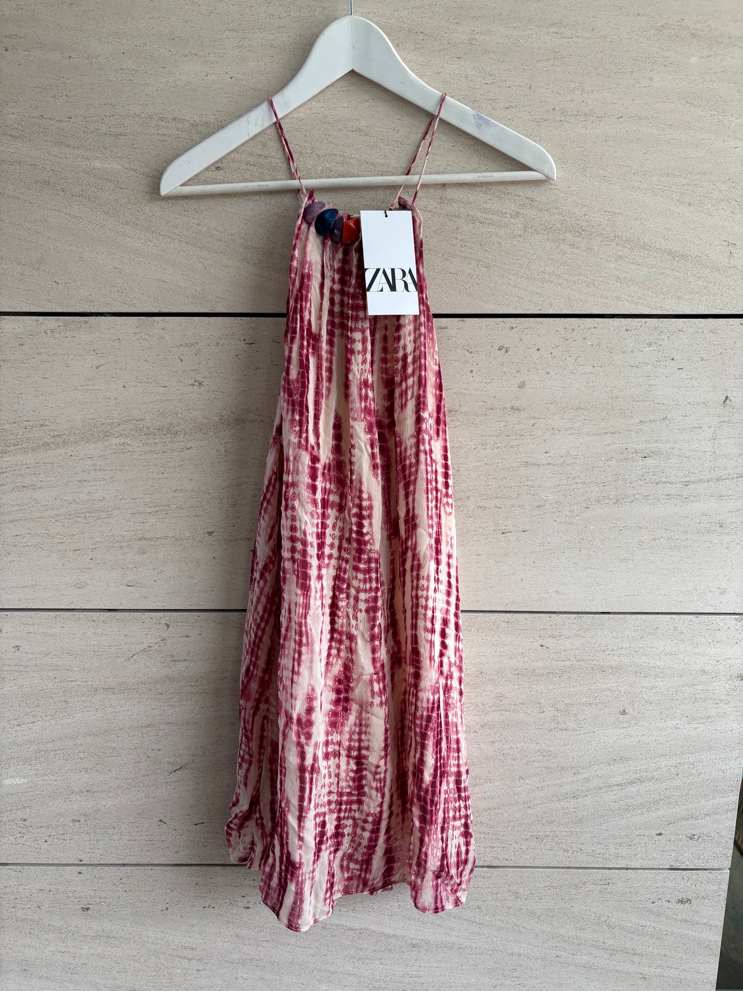 ZARA. Vestido corto detalle escote. T S