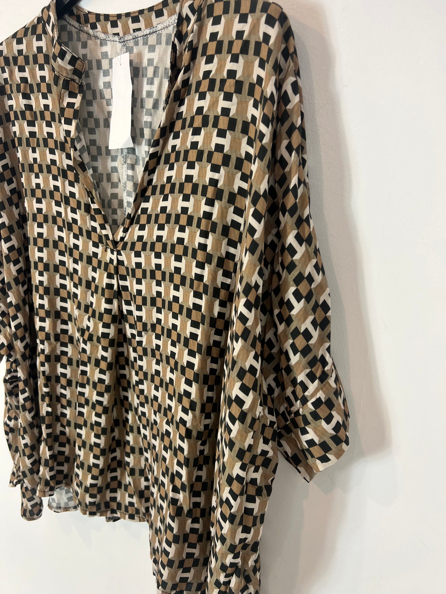 OTRAS. Blusa fluida estampado geométrico. T M/L