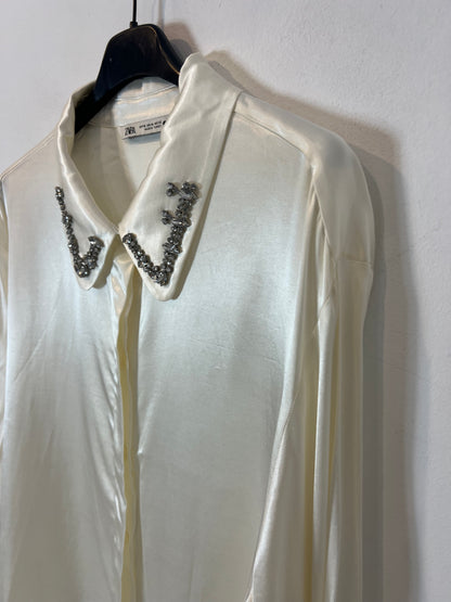 ZARA. Blusa satinada detalle pedrería cuello. T XL