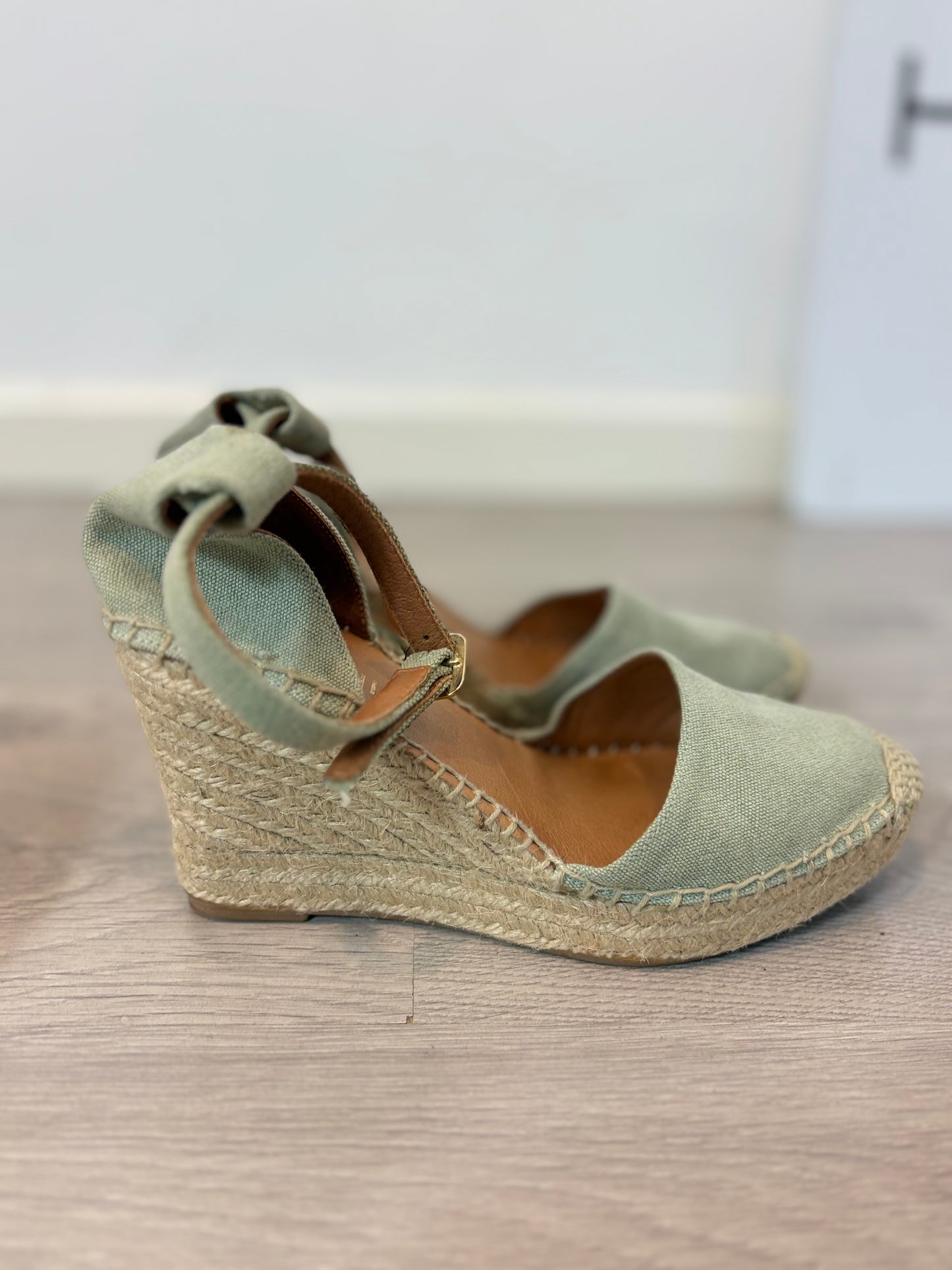 PRESILI. Cuñas esparto tono pastel