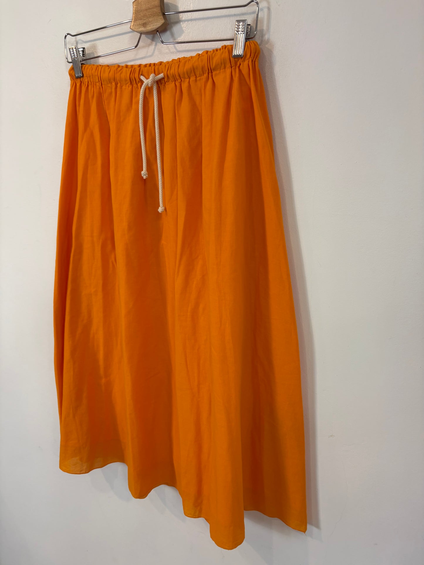 AMERICAN VINTAGE. Falda midi naranja de algodón