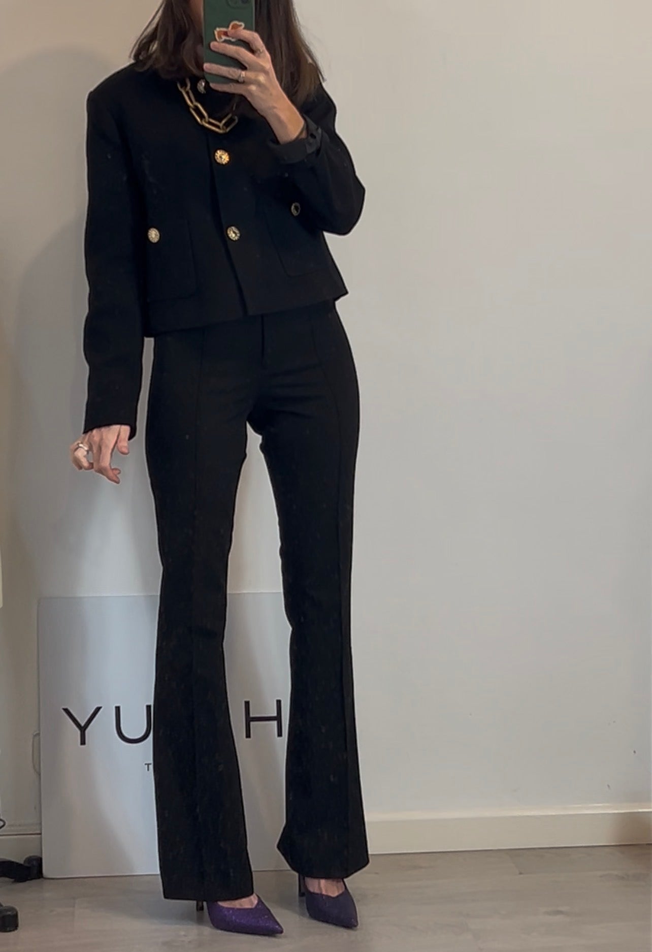 ZARA. Chaqueta negra botones dorados