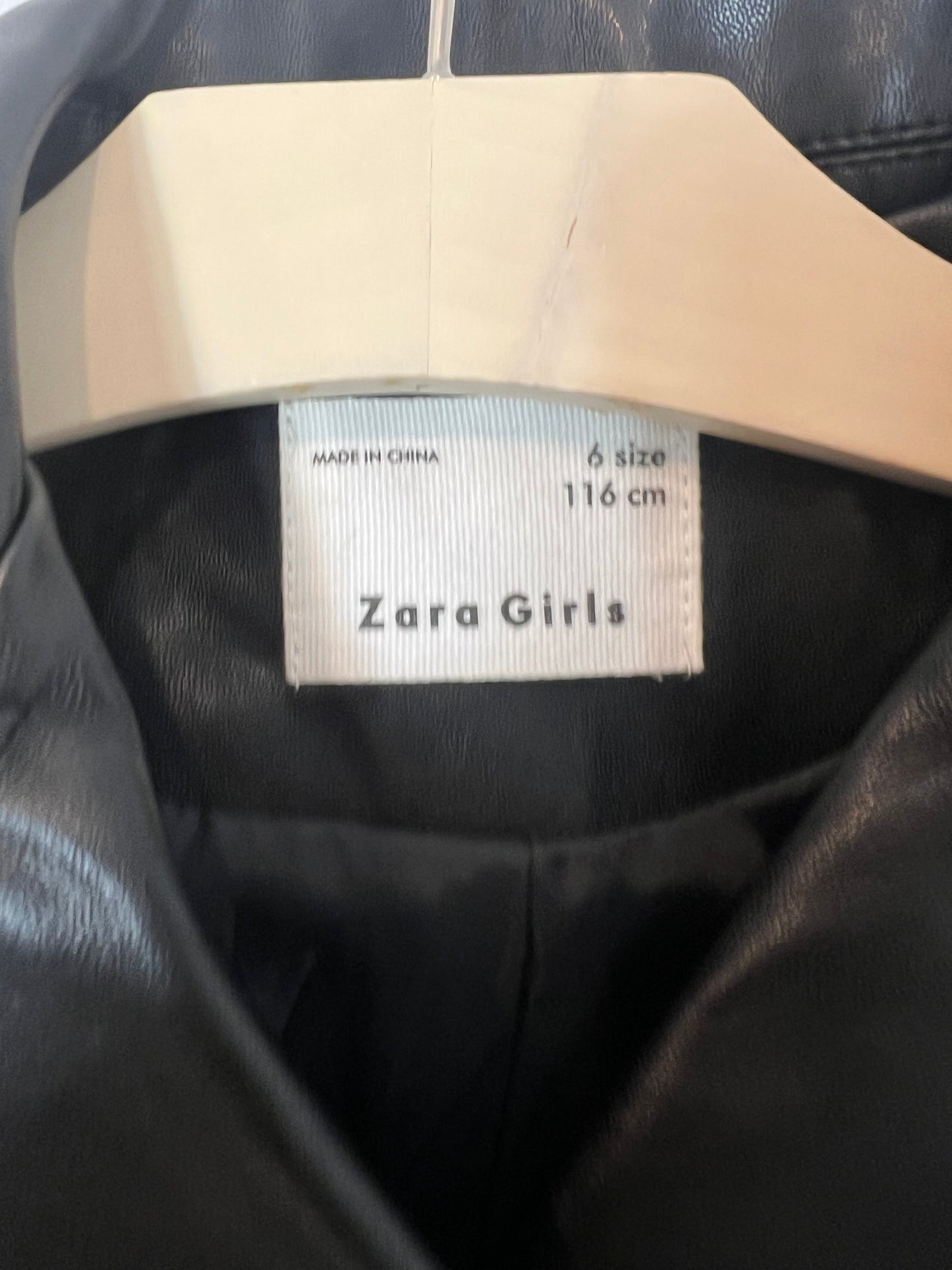 ZARA. Cazadora negra efecto piel. T 6 años