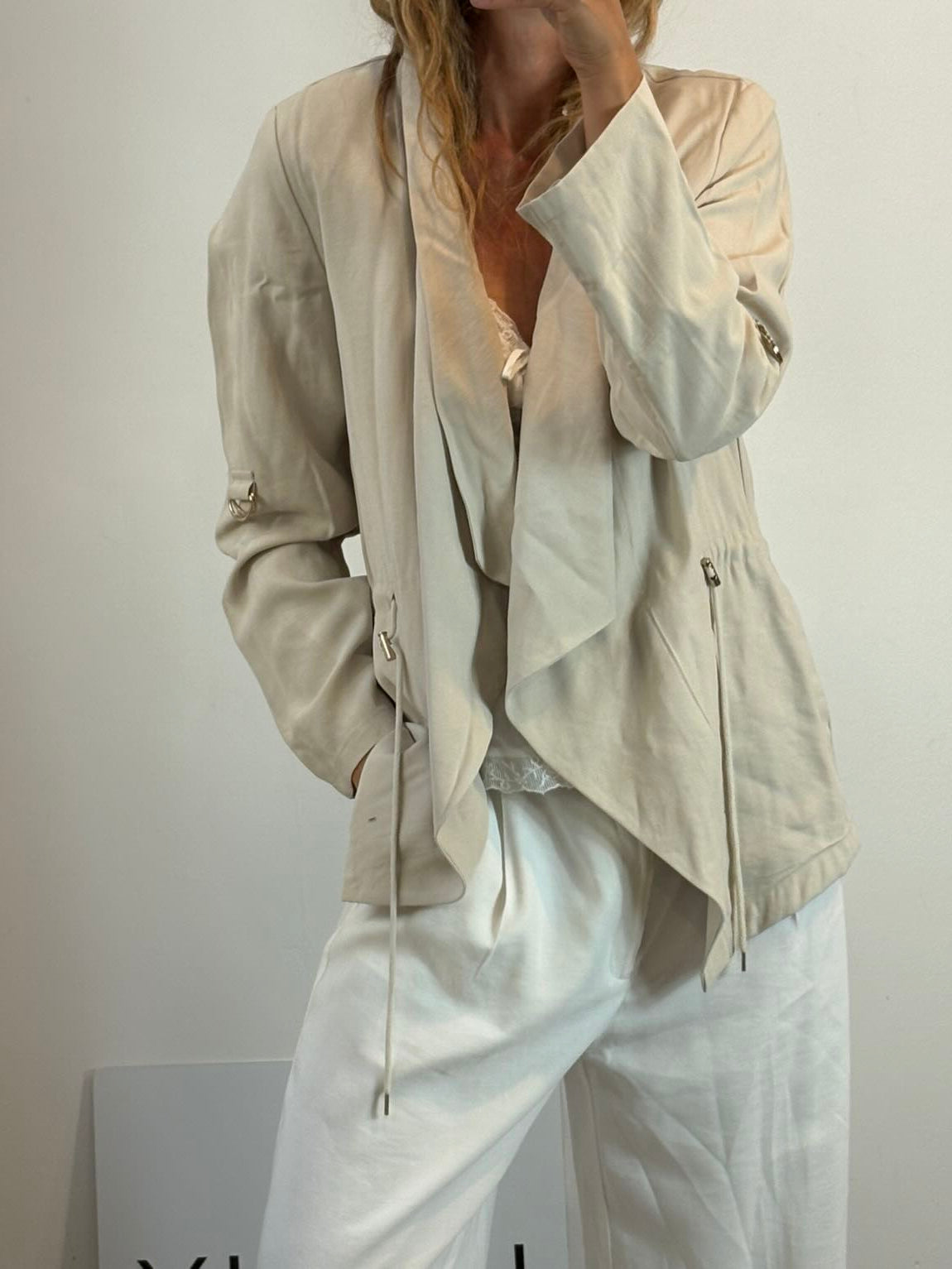 ZARA. Chaqueta beige fluida