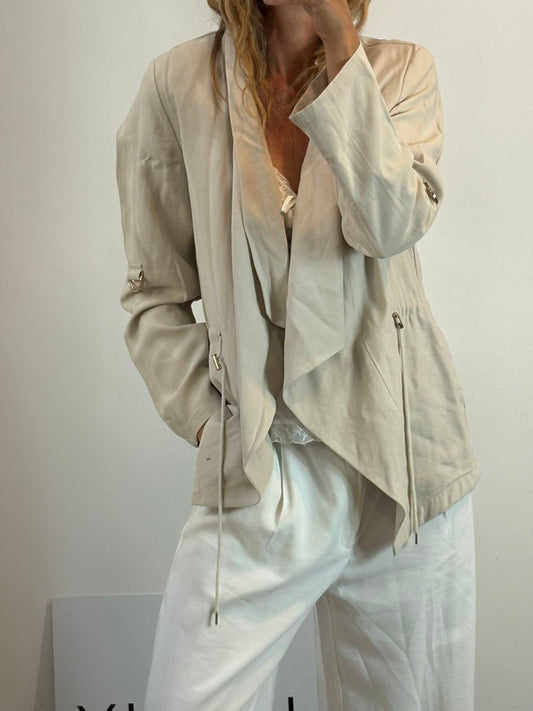ZARA. Chaqueta beige fluida