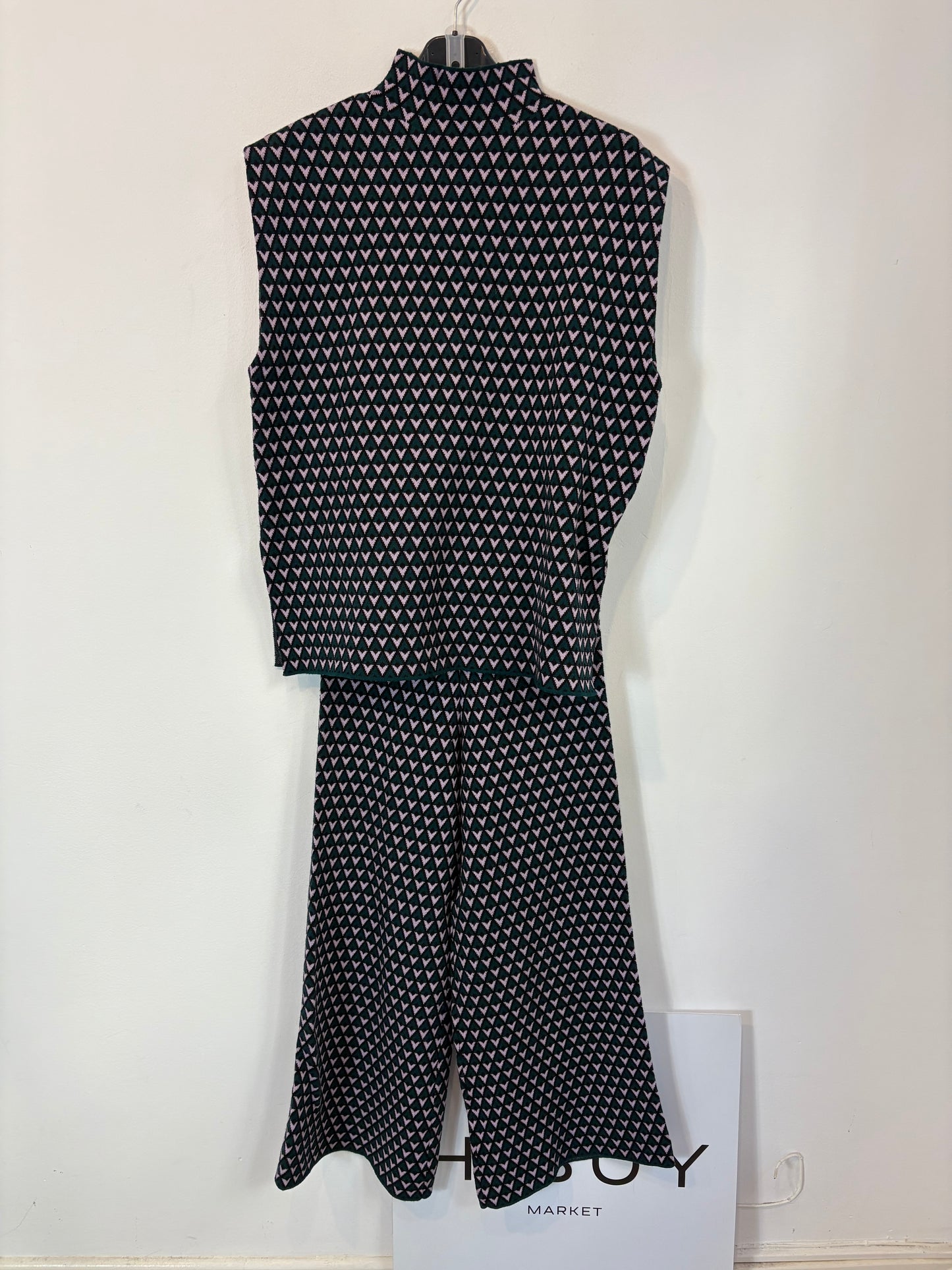 SFERA. Total look with geometric print knitwear. TS