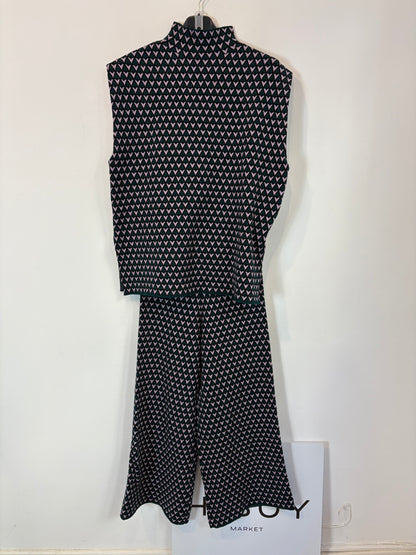 SFERA. Total look with geometric print knitwear. TS