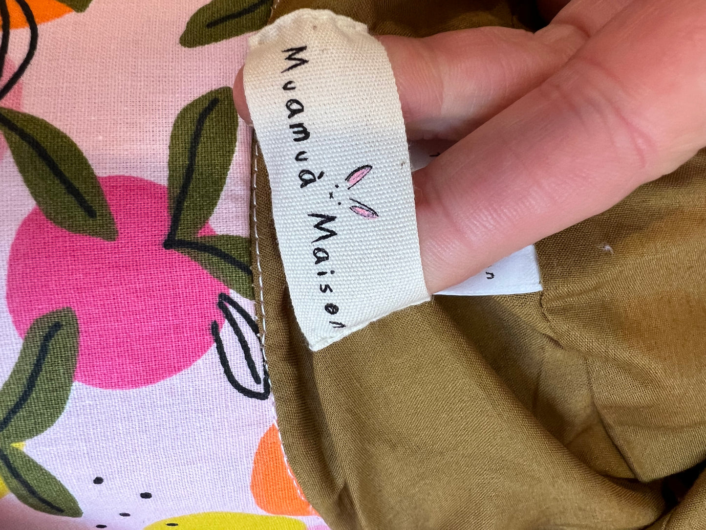 MUAMUA MAISON. Bucket rosa frutas