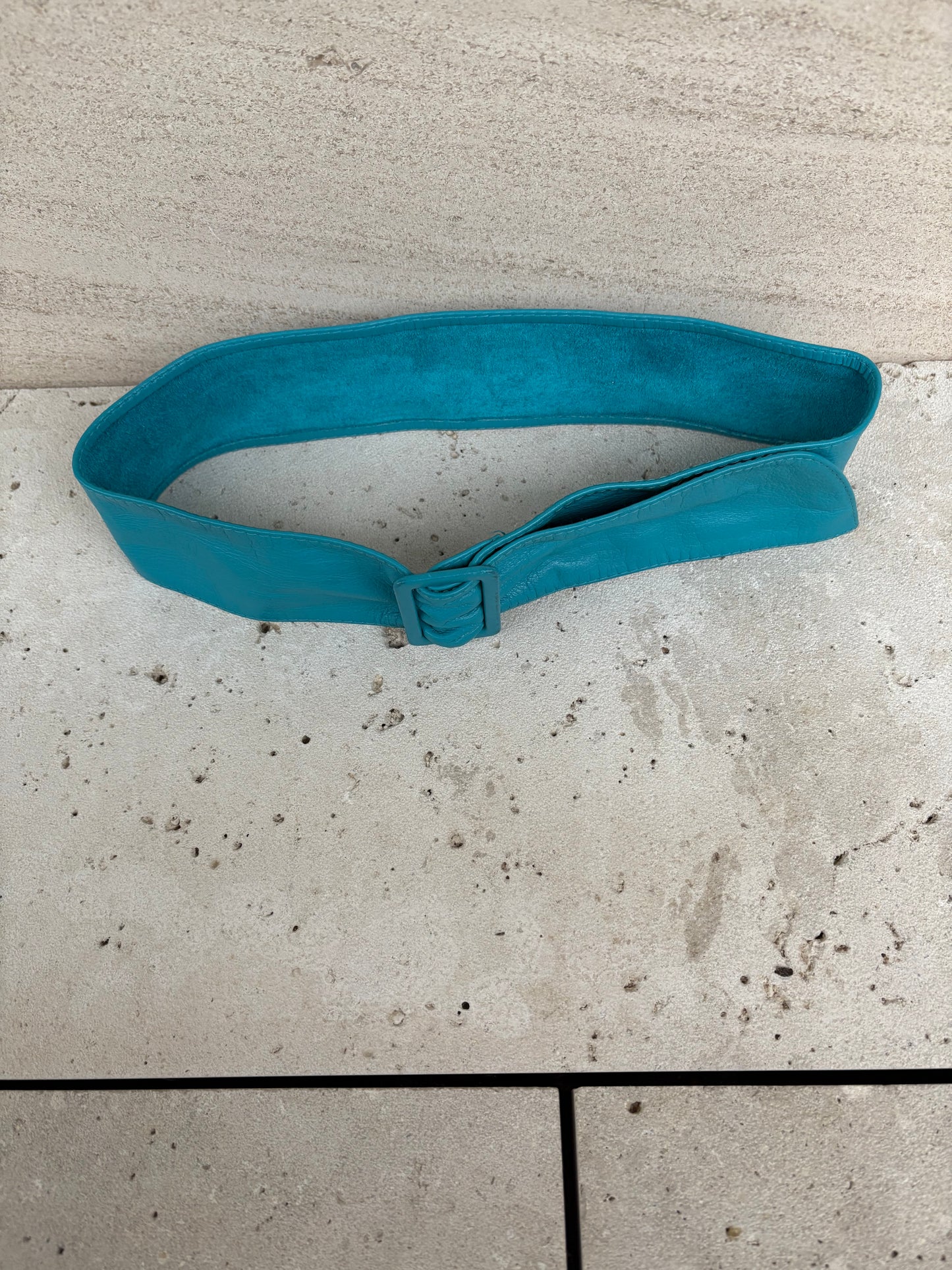 OTRAS. Cinturón turquesa piel