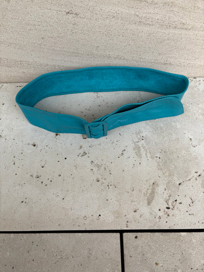 OTRAS. Cinturón turquesa piel