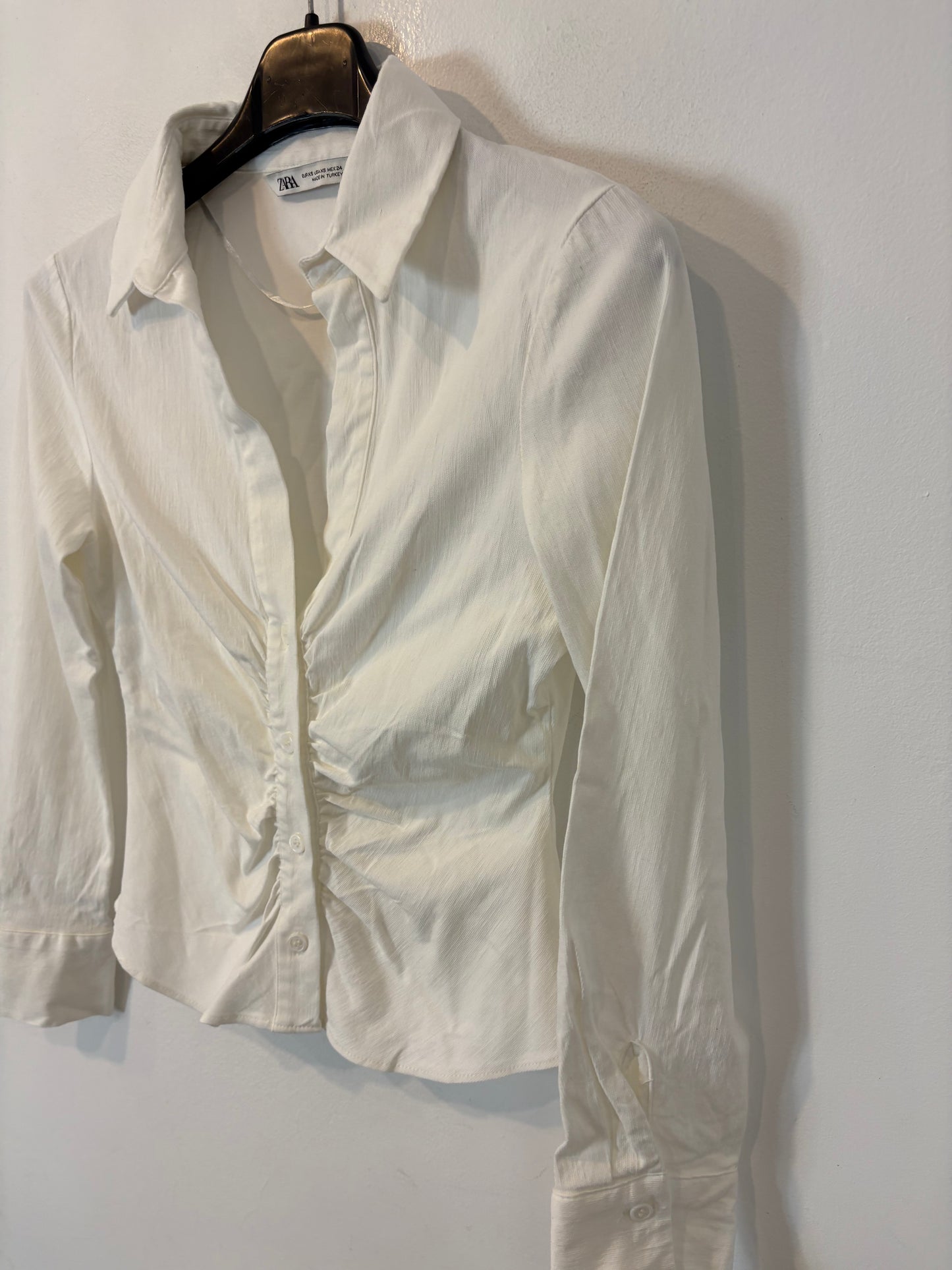 ZARA. Top elástico abotonado