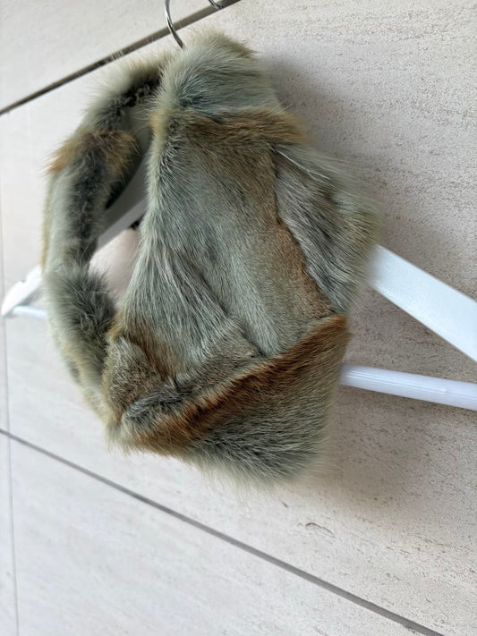 ANNE DEE GOLDIN. Cuello pelo natural