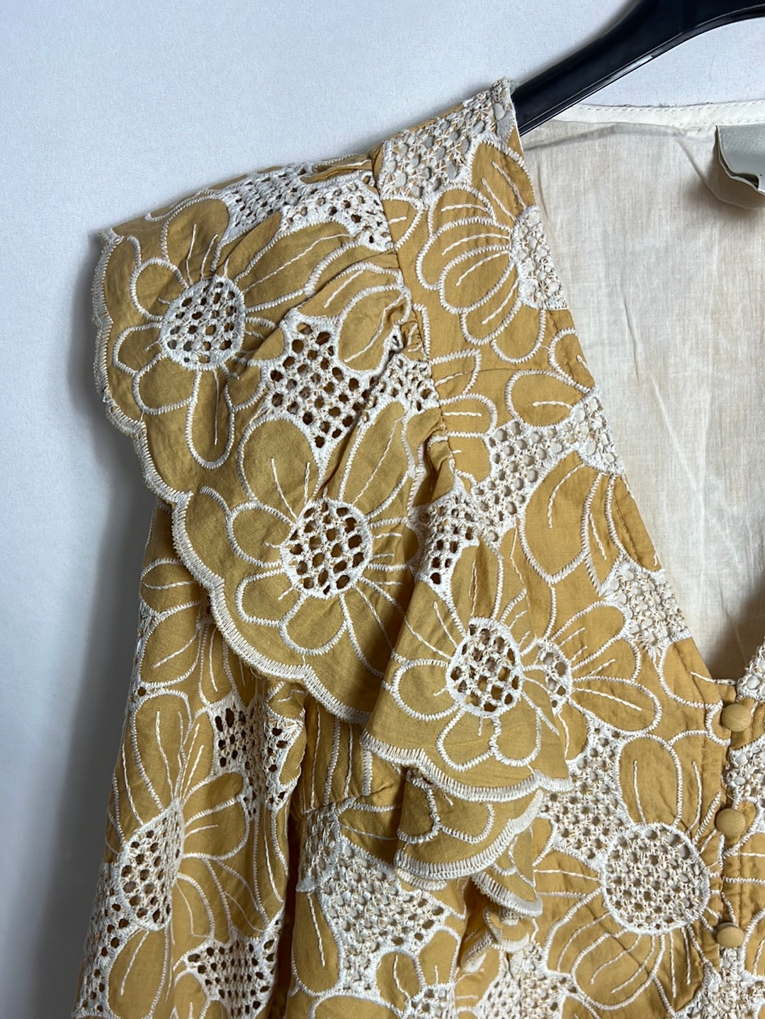 Y.A.S. Blusa mostaza claro bordados. T S(Tara)