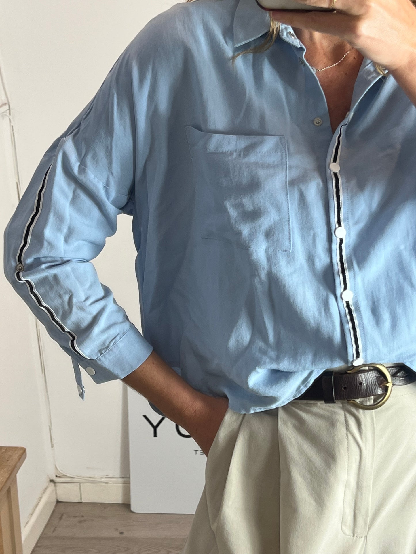 ZARA. Camisa azul detalle botones. T S