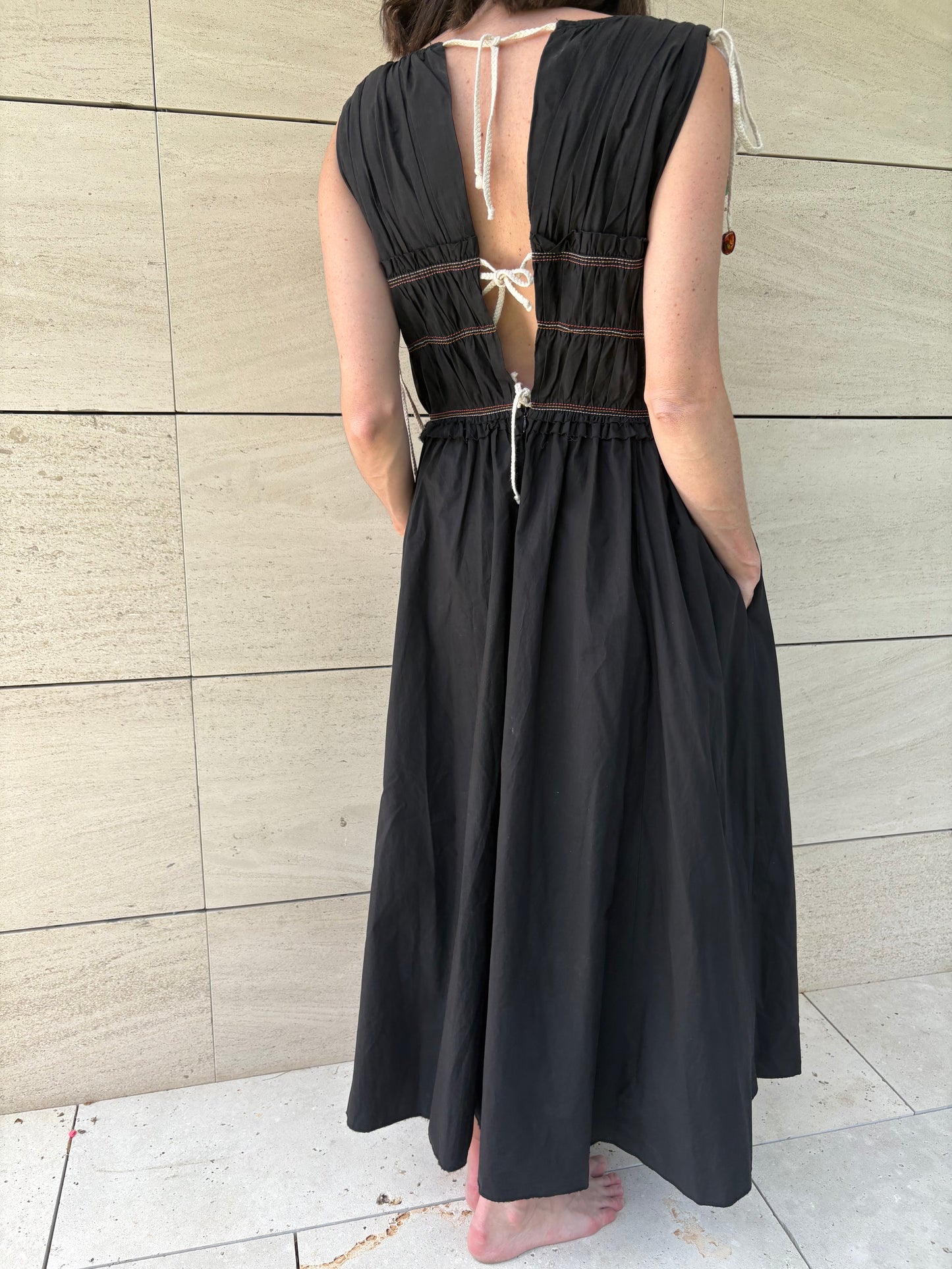 OTRAS. Vestido negro costuras T.u(s)