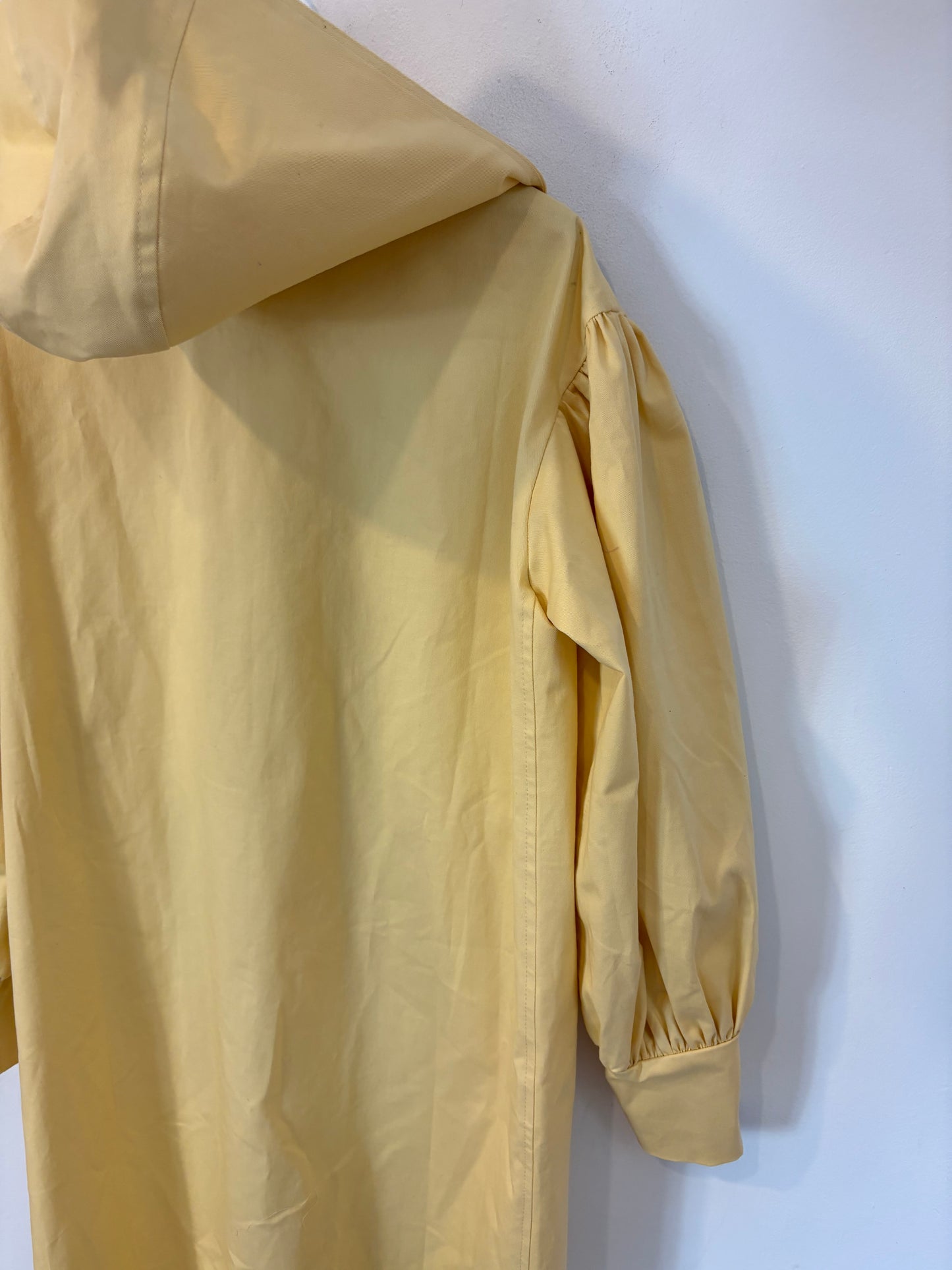 MAGNOLYA. Gabardina capucha pastel