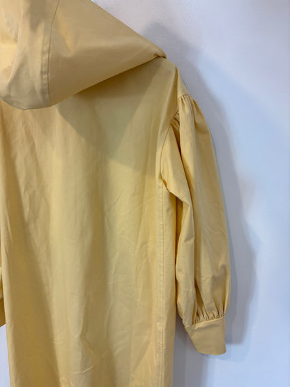 MAGNOLYA. Gabardina capucha pastel