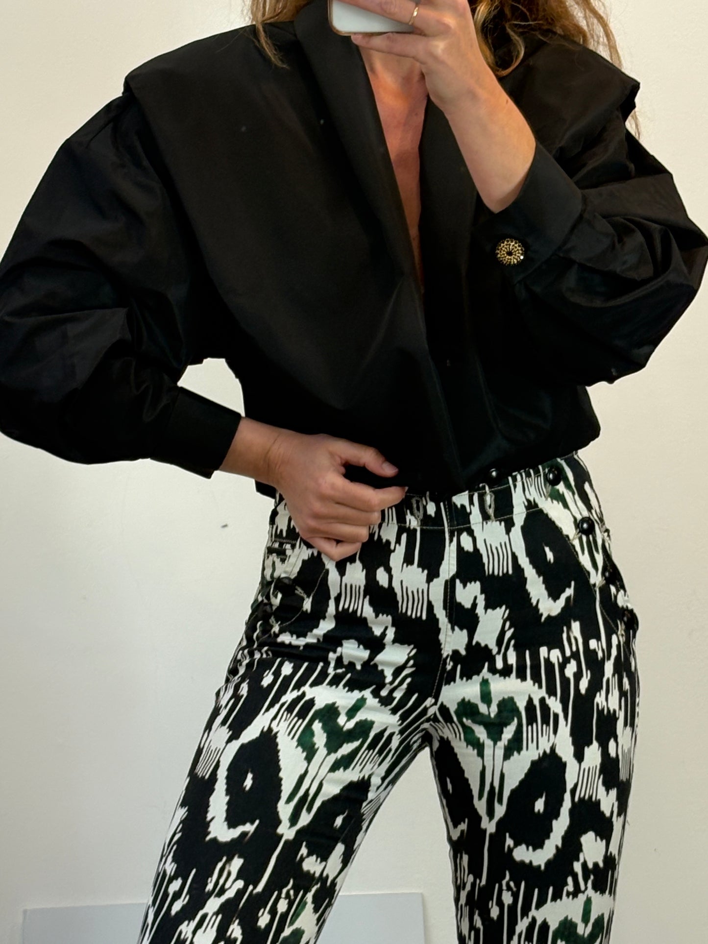 CARMEN MARCH. Chaqueta negra volumen