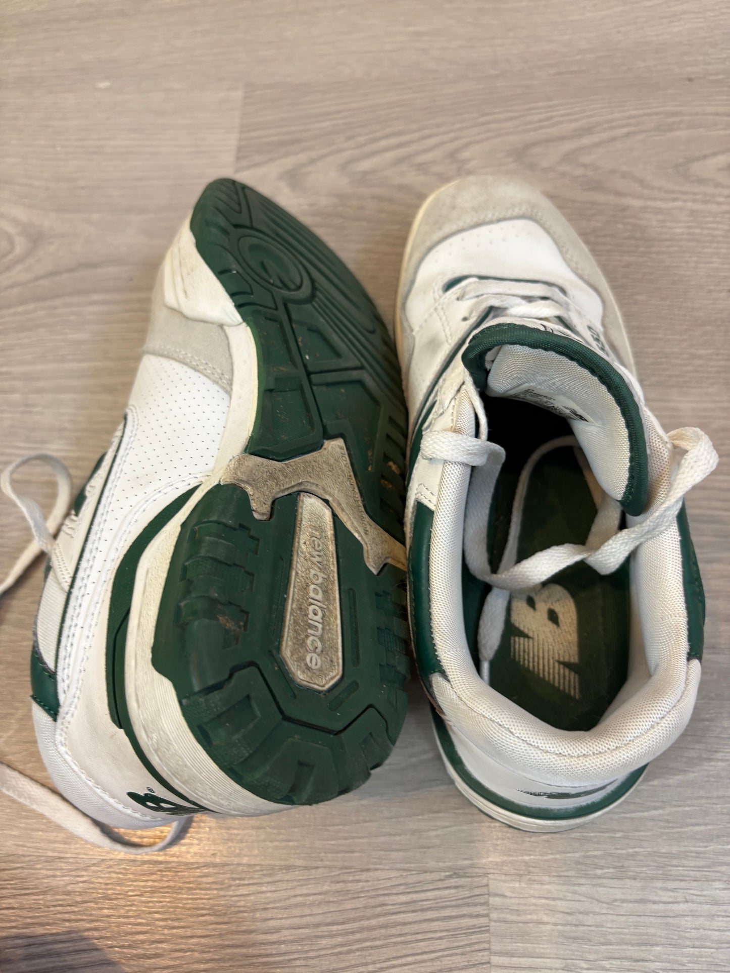 NEW BALANCE 550. Zapatillas blanca detalles verde