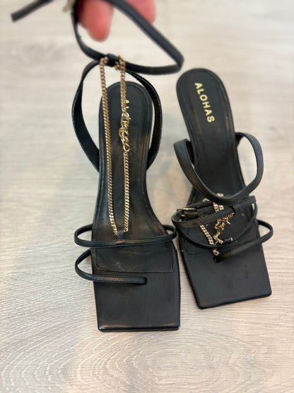 ALOHAS. Sandalia tiras piel y cadena dorada. T 38