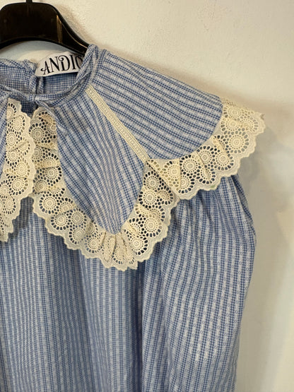 ANDION. Blusa azul detalle cuello