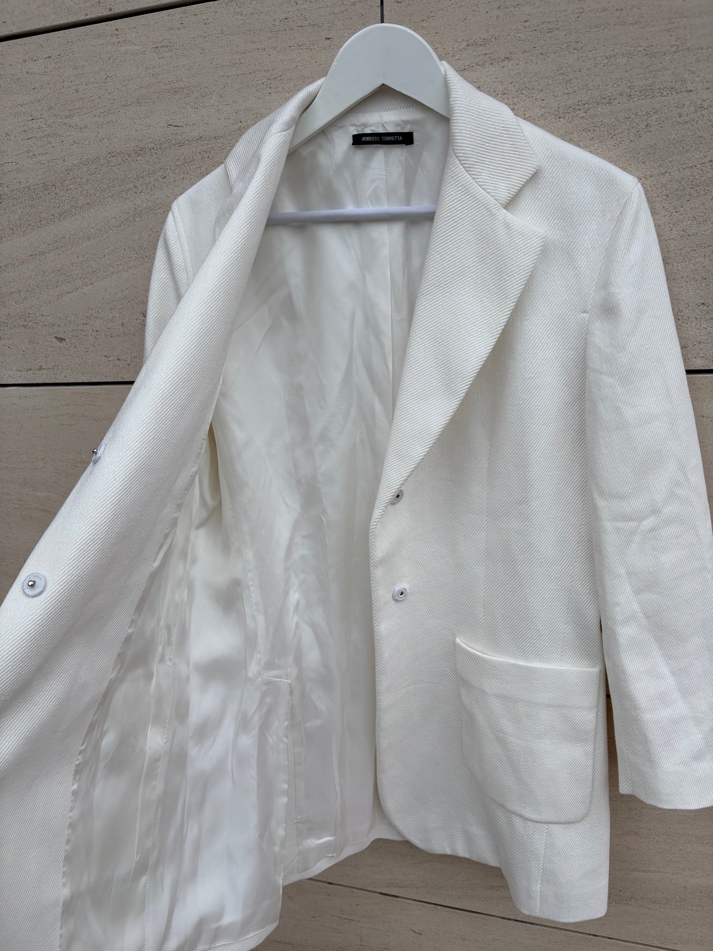 ROBERTO TORRETTA. Chaqueta larga blanca textura